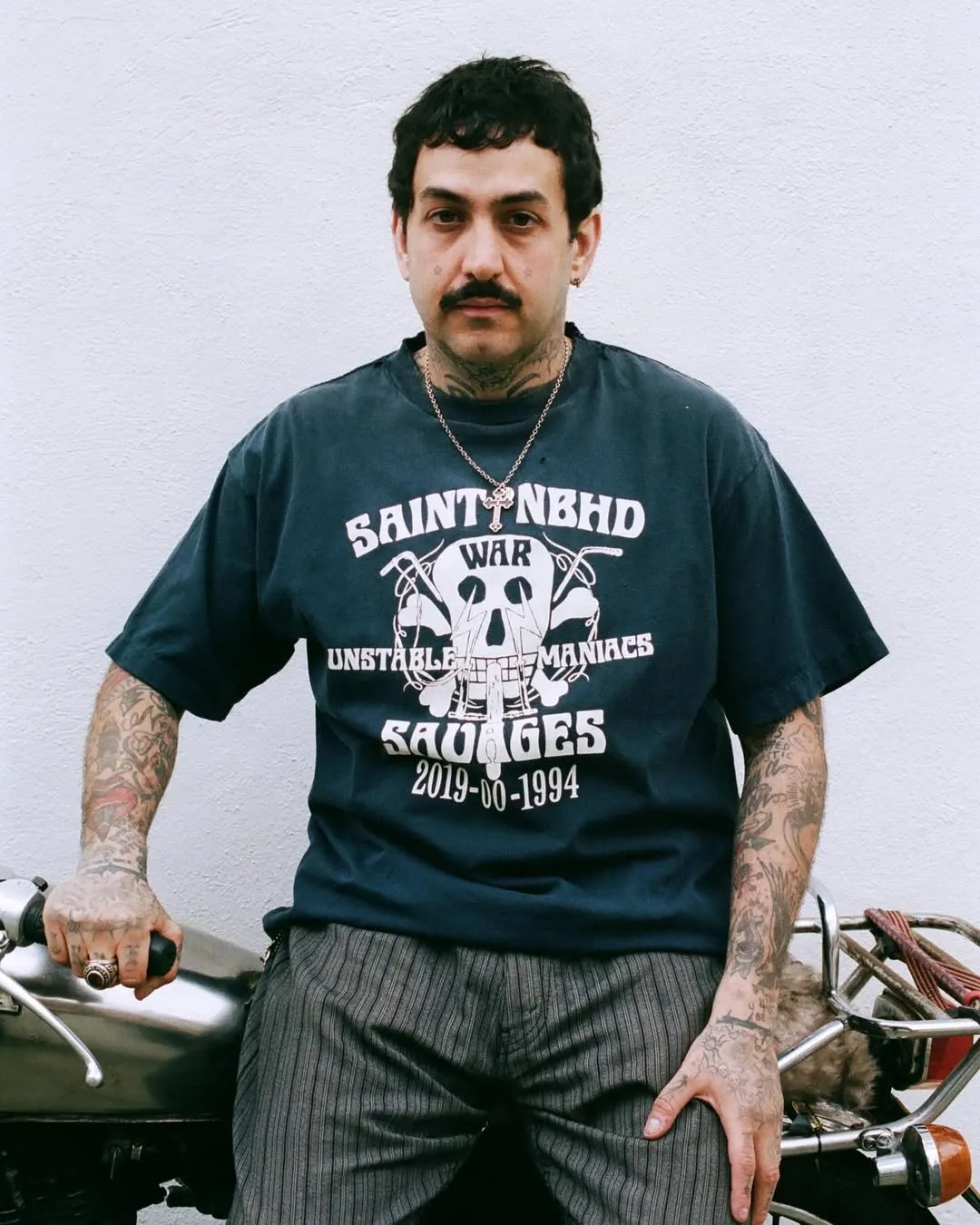 SAINT Mxxxxxx × NEIGHBORHOOD STHD . SS TEE SAINT NBHD/NVY NBHD Takizawa Shinsuke SAINT HOOD joint project Skeleton lightning destruction TEE Washed blue S-XL OE yarn tube weaving without side seam fabric Re-washed to make it distressed Cut and damaged treatment Ma Liu fading process Printing simulates natural distressed effect Correct version Customized joint main mark/wash mark/angel mark